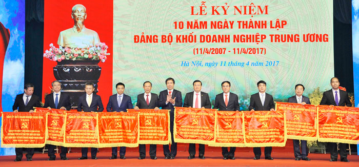 dang-bo-vietinbank-nhan-bang-khen-dang-bo-khoi-dntw-3.jpg