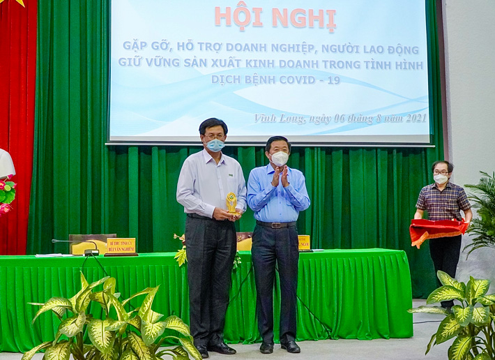Ông Bùi Văn Nghiêm - Ủy viên BCH Trung ương Đảng, Bí thư Tỉnh ủy trao Kỷ niệm chương cho VietinBank