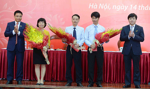 Chủ tịch HĐQT Nguyễn Văn Thắng và Tổng Giám đốc Lê Đức Thọ tặng hoa chúc mừng 3 thành viên mới Ban Kiểm soát VietinBank.