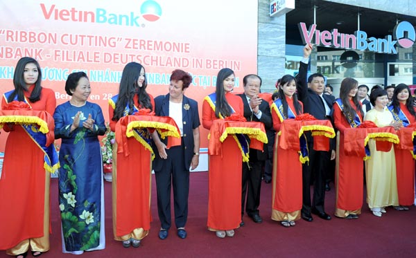 Ribbon cutting ceremony at newly opened Vietinbank Berlin Branch