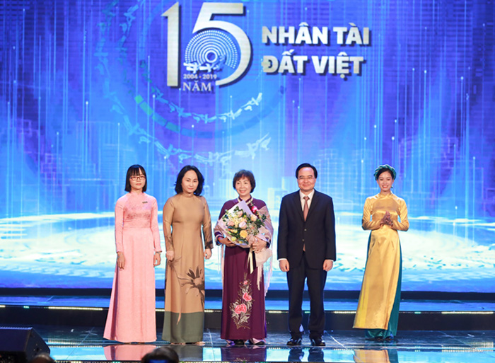 Bộ trưởng Bộ Giáo dục & Đào tạo Phùng Xuân Nhạ cùng bà Trần Thu Huyền - Thành viên Hội đồng Quản trị VietinBank (thứ 2 từ trái sang) trao giải thưởng cho các tác giả về lĩnh vực môi trường