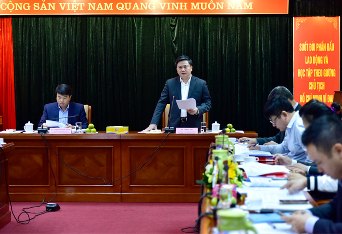 Đồng chí Lê Đức Thọ - Uỷ viên BCH Đảng bộ Khối DNTW, Bí thư Đảng ủy, Chủ tịch HĐQT Ngân hàng TMCP Công Thương Việt Nam báo cáo tại buổi làm việc