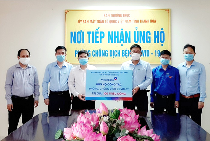 Ông Phạm Văn Nam - Giám đốc VietinBank Thanh Hóa trao ủng hộ 100 triệu đồng phòng, chống dịch COVID-19