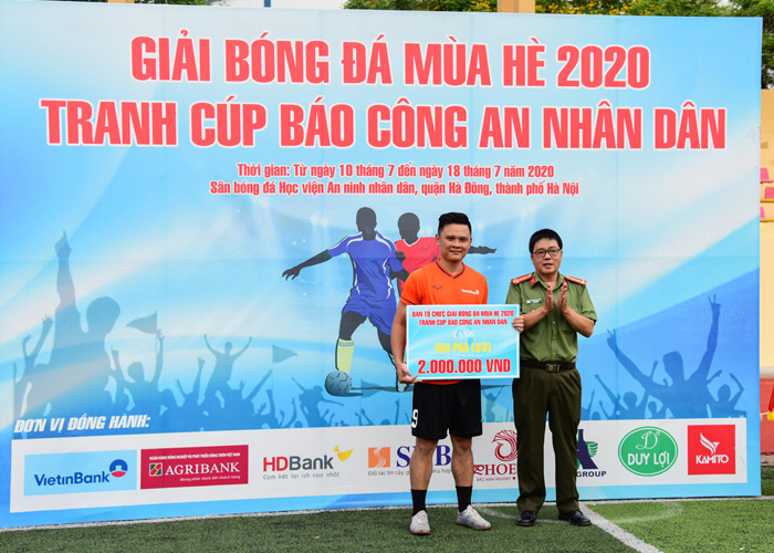 Đại tá Nguyễn Anh Tuấn - Trưởng ban Trị sự Báo CAND trao giải “Vua phá lưới” cho cầu thủ Trần Văn Việt của đội bóng VietinBank
