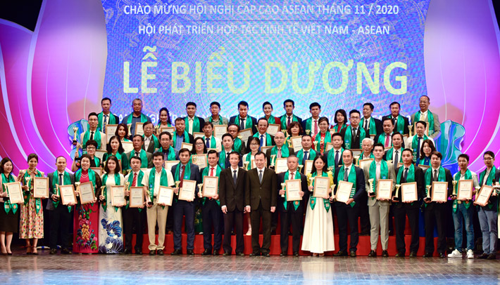 Các DN nhận danh hiệu “DN tiêu biểu ASEAN 2020” chụp ảnh lưu niệm cùng đại biểu tham dự