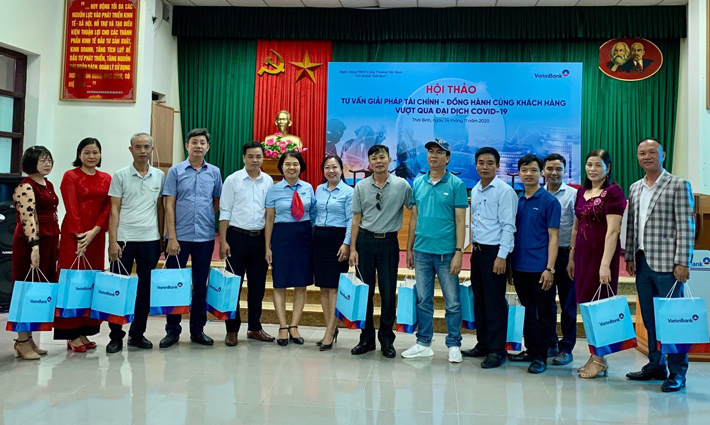 Lãnh đạo VietinBank Thái Bình tặng quà cho khách hàng đăng ký giải ngân ngay tại Hội thảo