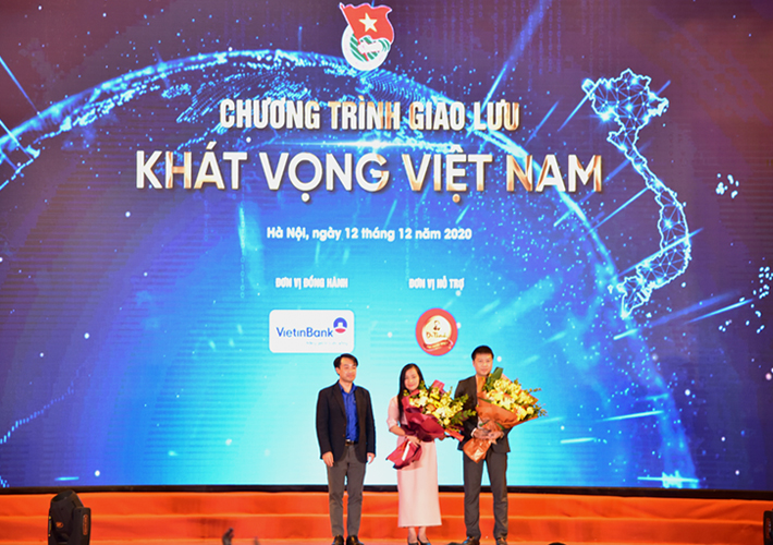 Đại diện VietinBank nhận hoa và Kỷ niệm chương của Ban Tổ chức