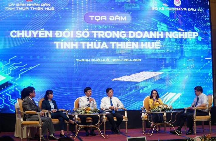 Bà Nguyễn Thị Nga - Phó Giám đốc VietinBank Thừa Thiên Huế (thứ 2 từ trái qua) tham gia đối thoại với các doanh nghiệp tại Chương trình