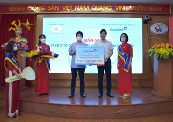 VietinBank trao tặng 1 xe ô tô cứu thương trị giá 1 tỷ 89 triệu đồng cho Bệnh viện Tim Hà Nội