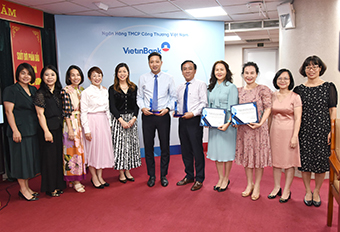 VietinBank receives 2 awards given by JPMorgan