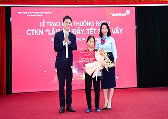 VietinBank Tiên Sơn trao giải Đặc biệt hơn 700 triệu đồng cho khách hàng may mắn